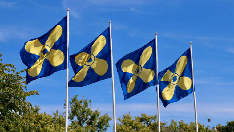 Neljä lippua, joissa on Kemiönsaaren kunnan vaakuna.