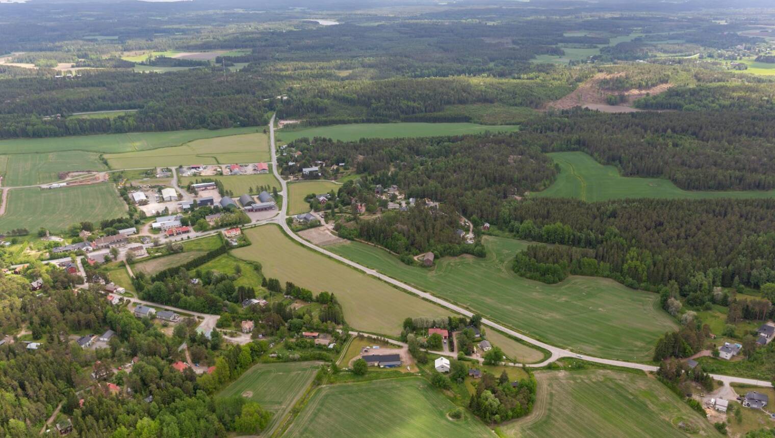 ilmoitus-aurinkovoimapuistojen-rakennuslupahakemusten-vireilletulosta